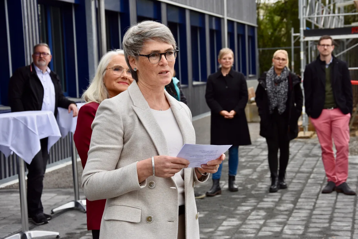 Die Prtimarschulpflege Dübendorf lud am Freitag, v10. April 2026, zum feierlichen Akt auf dem Areal des neu erstellten Schulhauses.